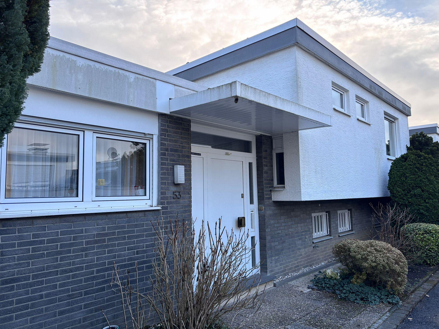 Lichtdurchfluteter Bungalow im Grünen