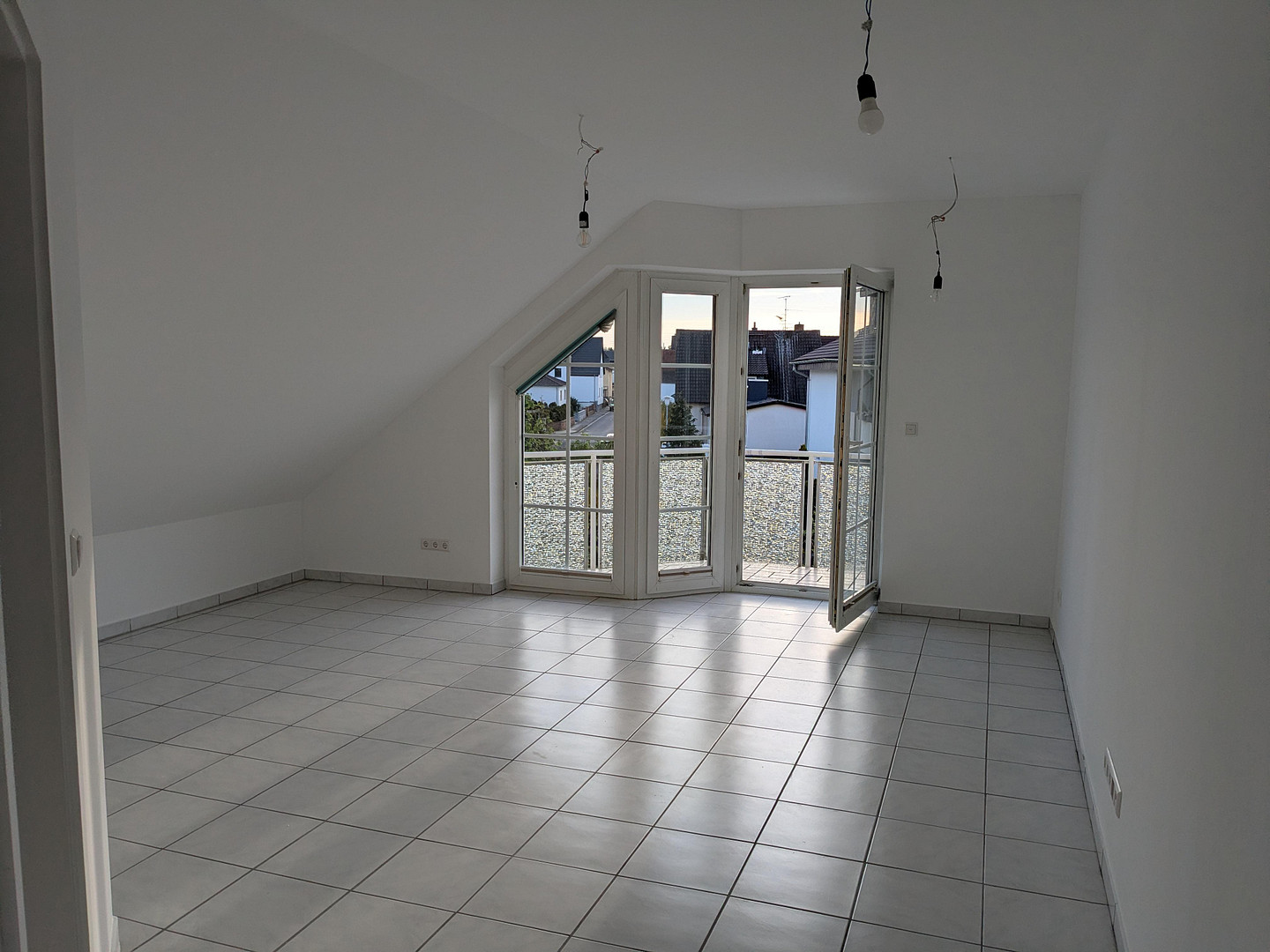Attraktive, sanierte 2-Zimmer-Dachgeschosswohnung mit Balkon, Garage und Einbauküche