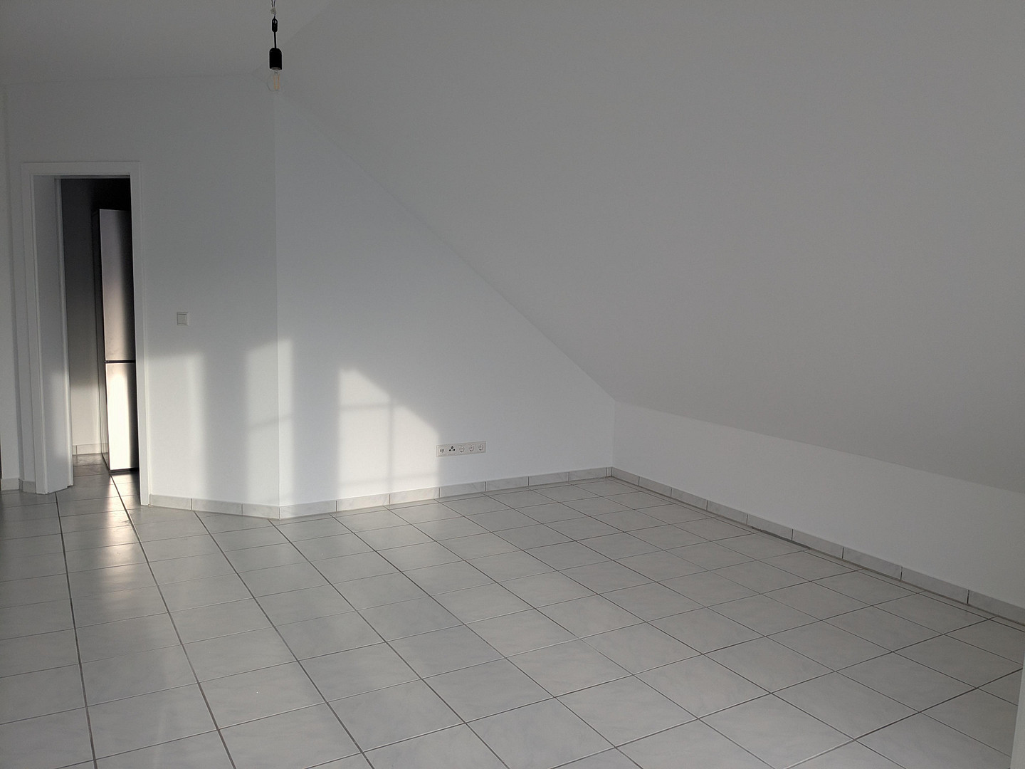 Attraktive, sanierte 2-Zimmer-Dachgeschosswohnung mit Balkon, Garage und Einbauküche – Seligenstädter Str. 21, 63322 Rödermark(Ober-Roden) – Vorschaubild 4