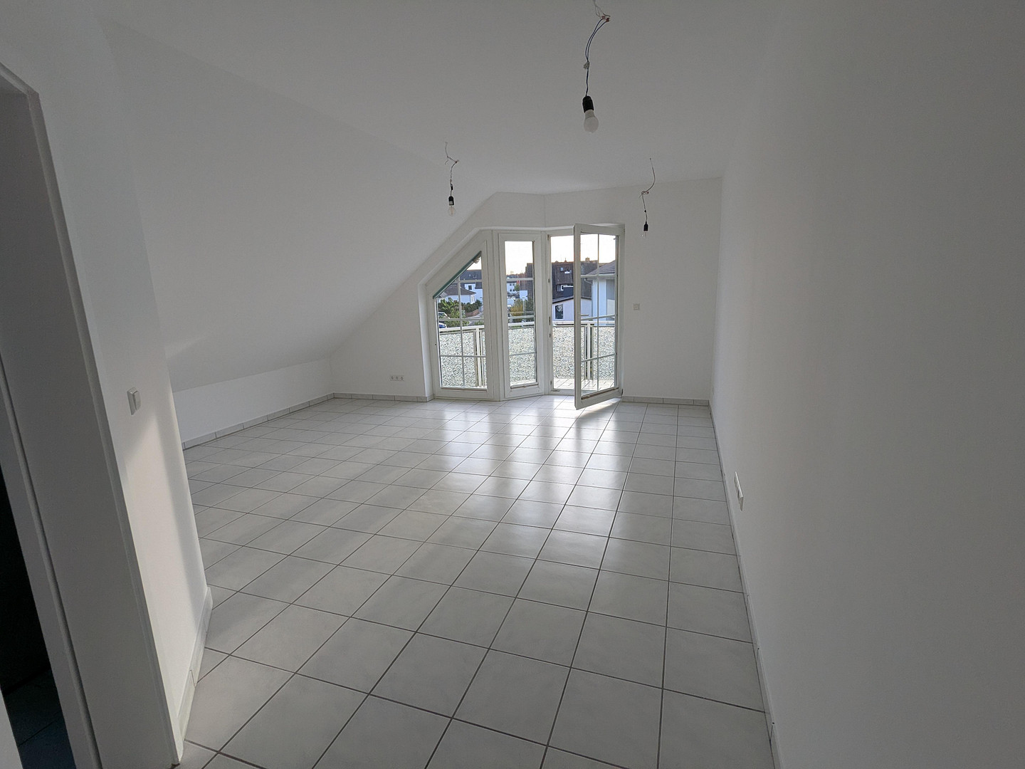 Attraktive, sanierte 2-Zimmer-Dachgeschosswohnung mit Balkon, Garage und Einbauküche – Seligenstädter Str. 21, 63322 Rödermark(Ober-Roden) – Vorschaubild 3