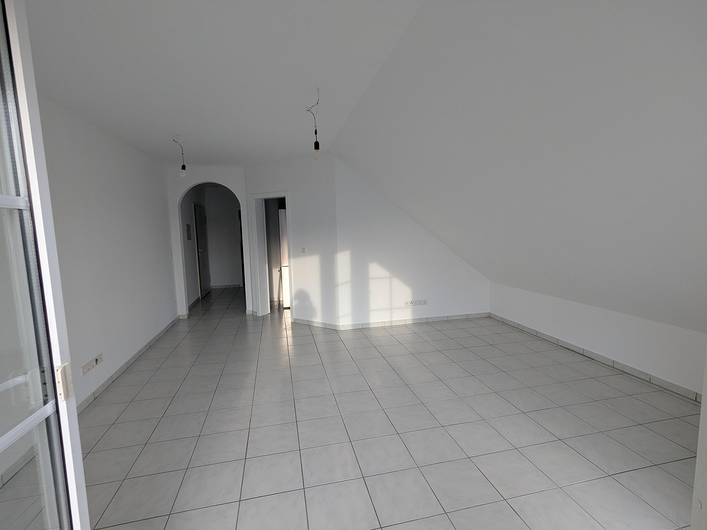 Attraktive, sanierte 2-Zimmer-Dachgeschosswohnung mit Balkon, Garage und Einbauküche – Seligenstädter Str. 21, 63322 Rödermark(Ober-Roden) – Vorschaubild 2