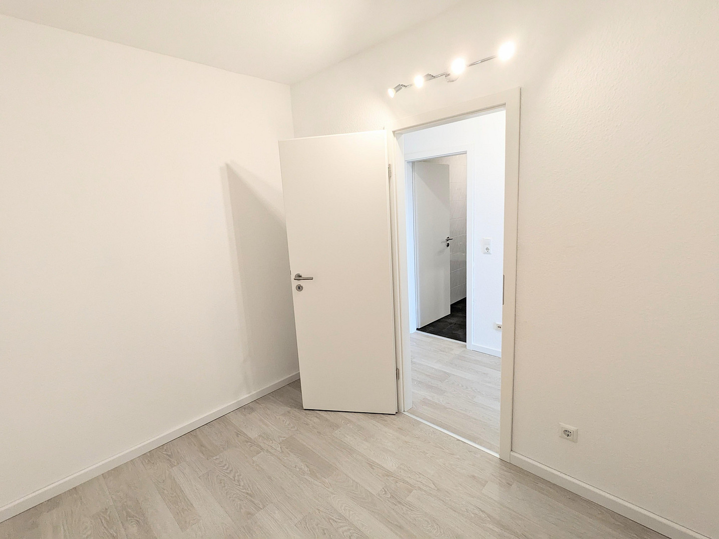 Helle 2,5-Zimmerwohnung mit traumhaftem Fernblick ins Grüne – Woogstr. 36, 67141 Neuhofen – Vorschaubild 13