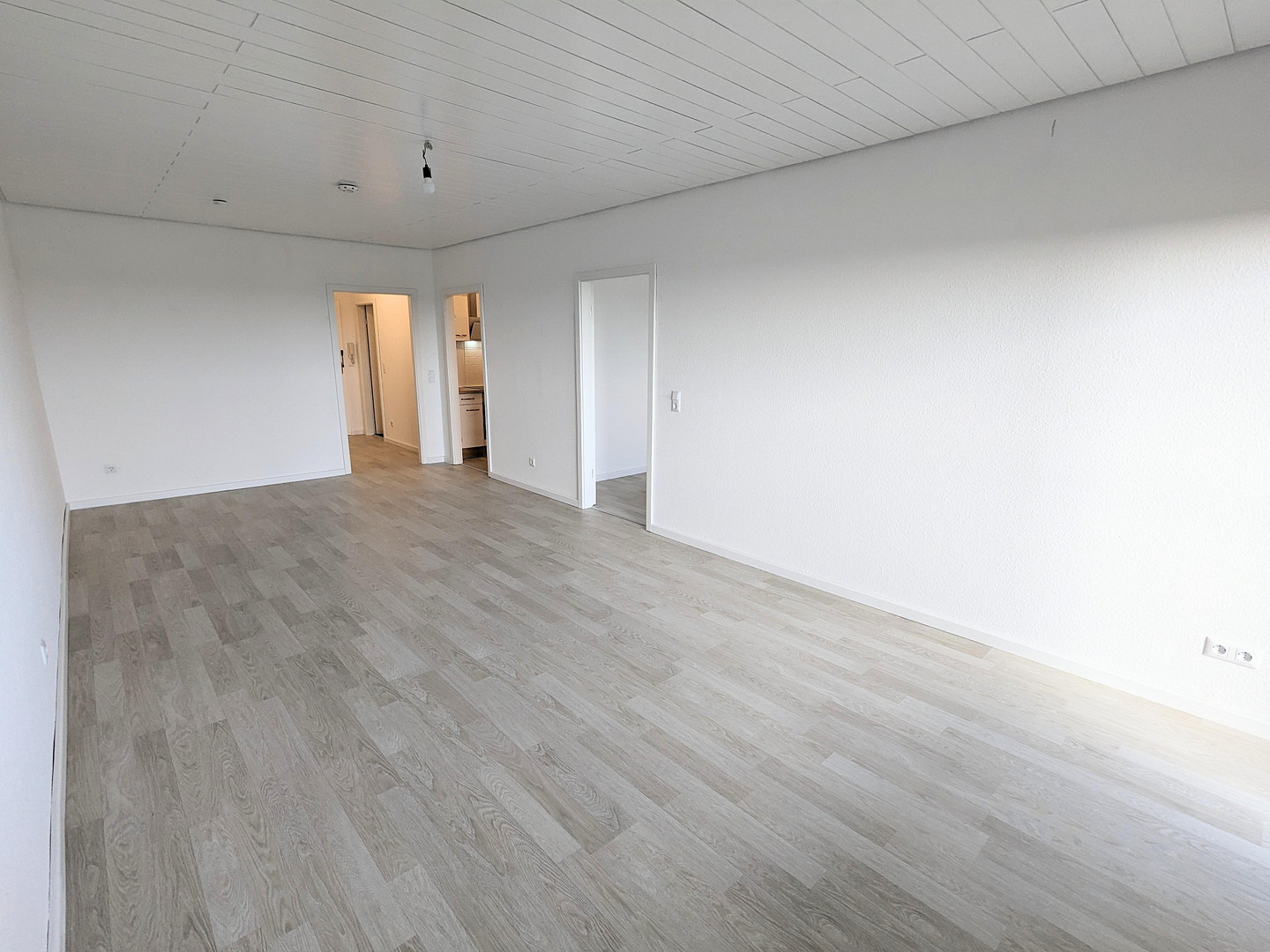 Helle 2,5-Zimmerwohnung mit traumhaftem Fernblick ins Grüne – Woogstr. 36, 67141 Neuhofen – Vorschaubild 4