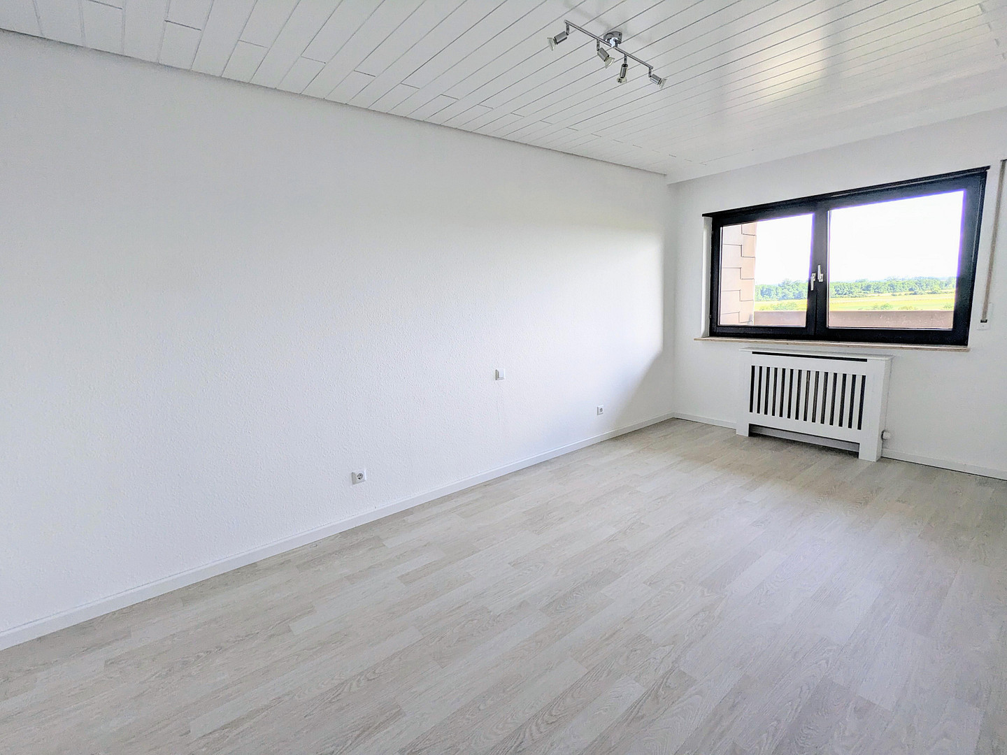 Helle 2,5-Zimmerwohnung mit traumhaftem Fernblick ins Grüne – Woogstr. 36, 67141 Neuhofen – Vorschaubild 9