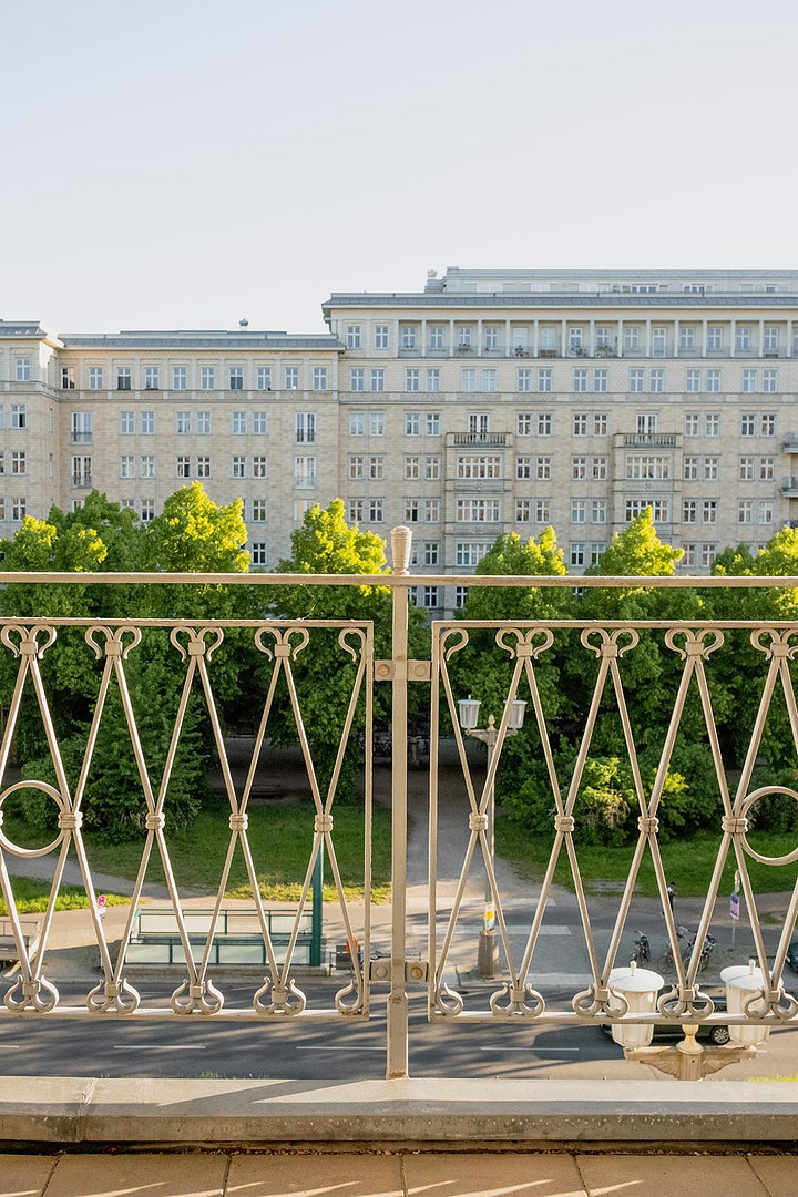 Provisionsfrei - bezugsfreie sorgsam renovierte Wohnung im Baudenkmal im 4. OG mit Aufzug & Balkon – Berlin(Friedrichshain) – Vorschaubild 8