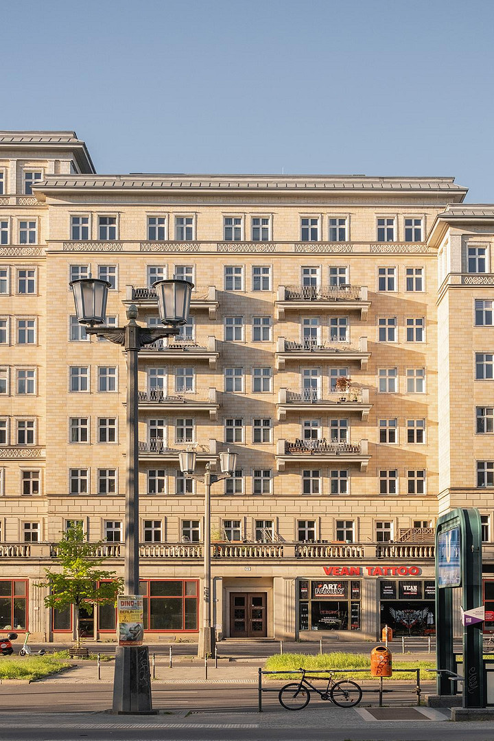 Provisionsfrei - bezugsfreie sorgsam renovierte Wohnung im Baudenkmal im 4. OG mit Aufzug & Balkon – Berlin(Friedrichshain) – Vorschaubild 24