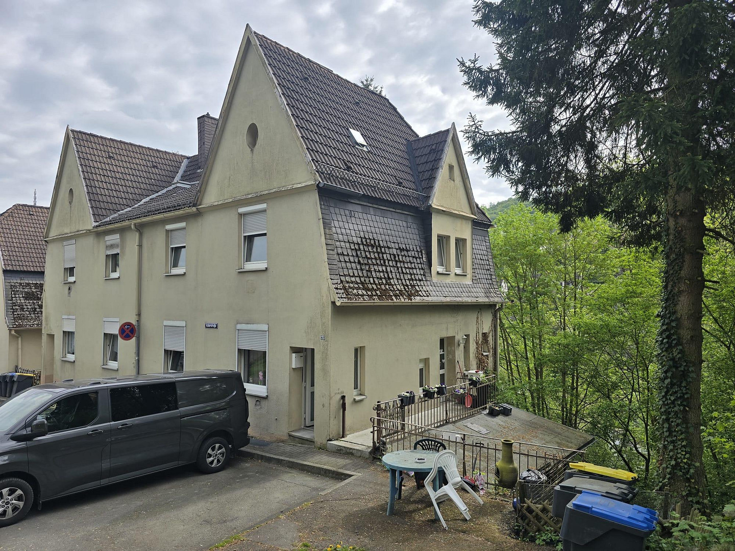 Modernisiertes Zweifamilienhaus mit separaten Eingängen