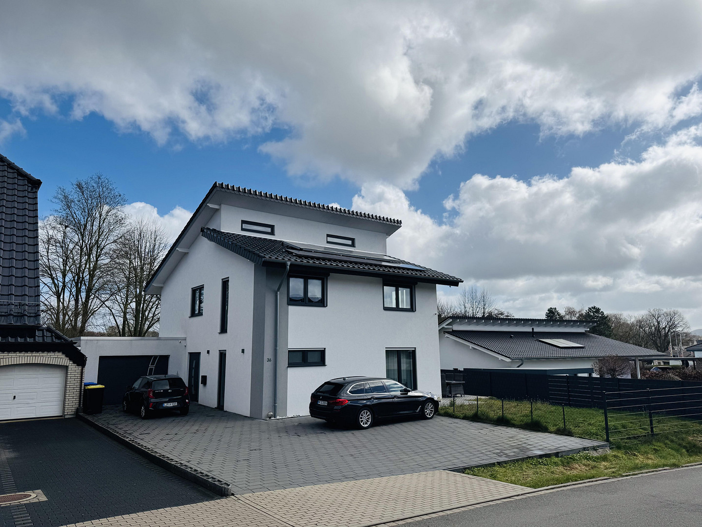 Modernes Einfamilienhaus mit energieeffizienter Technik