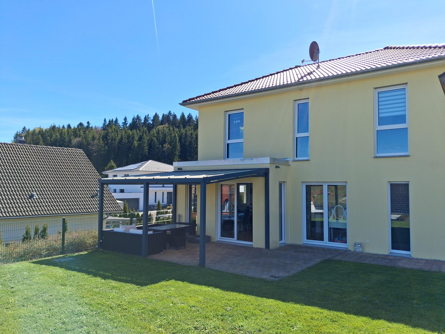 Modernes sonnenhelles Einfamilienhaus im Grünen