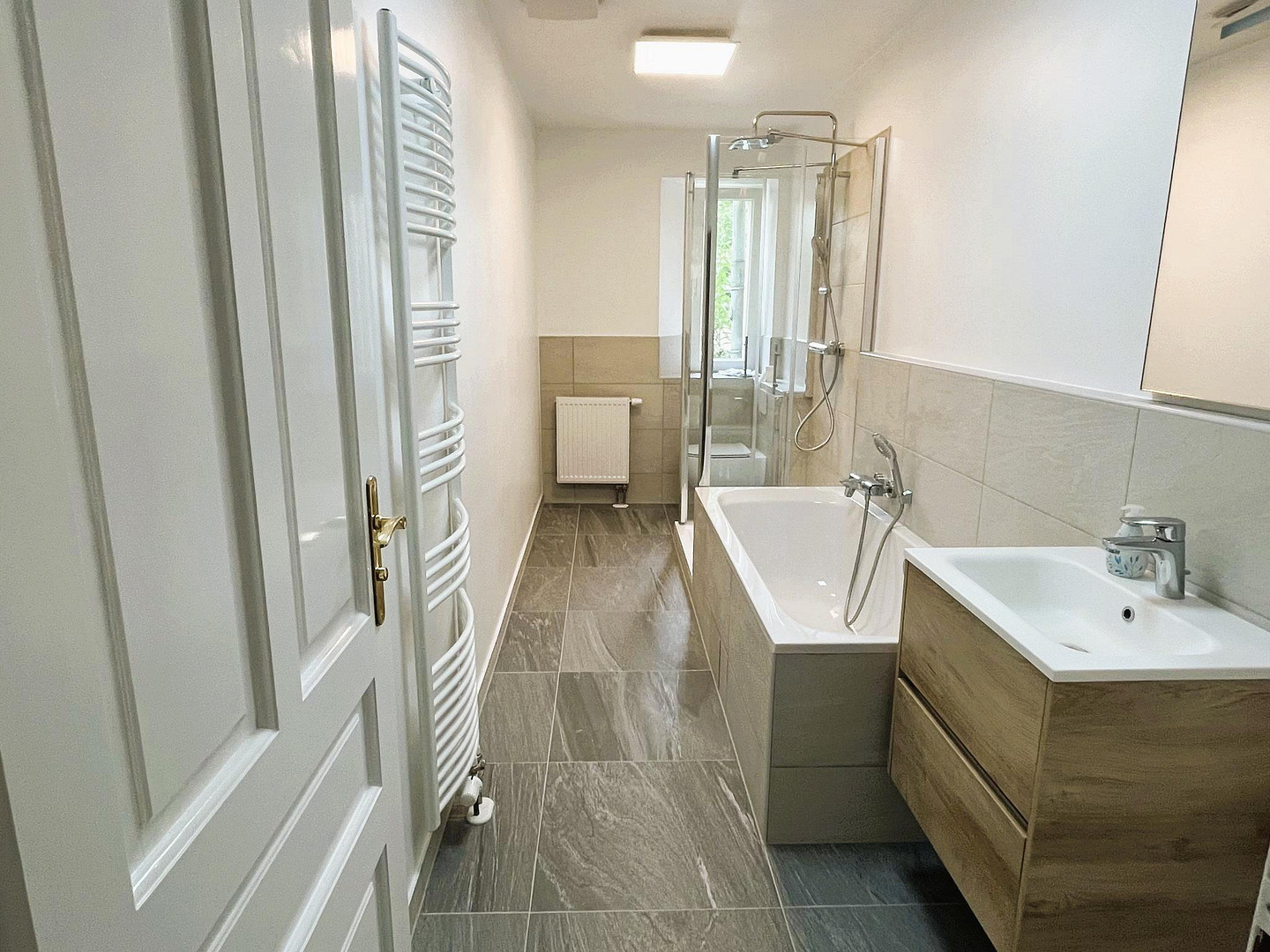 Stilvolle 3-Zimmer-Wohnung im Gründerzeithaus/Stylish and Spacious Apartment in a Historic Building – Potsdam(Berliner Vorstadt) – Vorschaubild 3