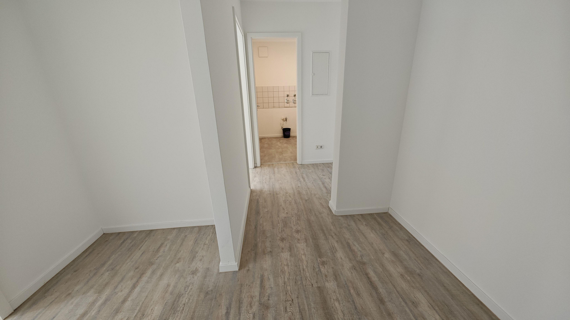 Renovierte 2 Zimmer Wohnung mit Balkon, EBK und optionalem Stellplatz – Stuttgarter Allee 37, 4209 Leipzig(Grünau) – Vorschaubild 7