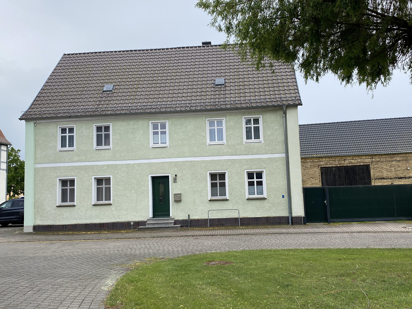 Zweigenerationenhaus mit Nebengebäuden und großem Garten