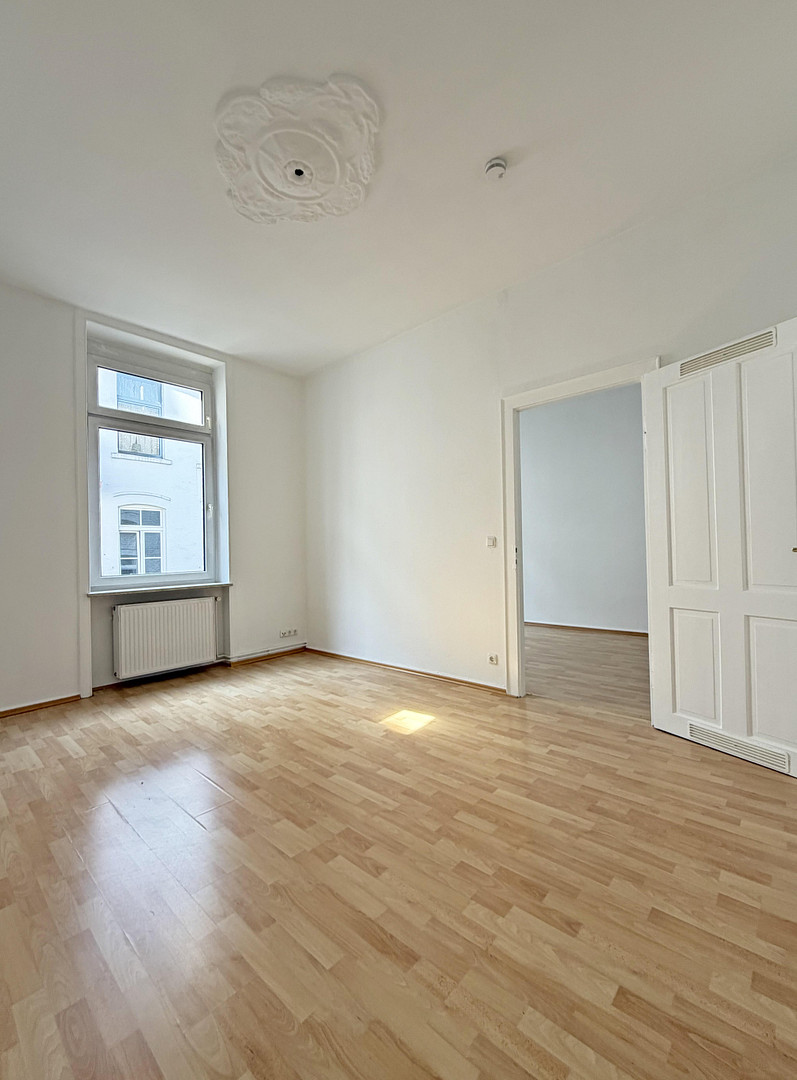 Sofort frei: Renovierte 2-ZKB Altbauwohnung im beliebten Rheingauviertel (Provisionsfrei) – Wiesbaden – Vorschaubild 2