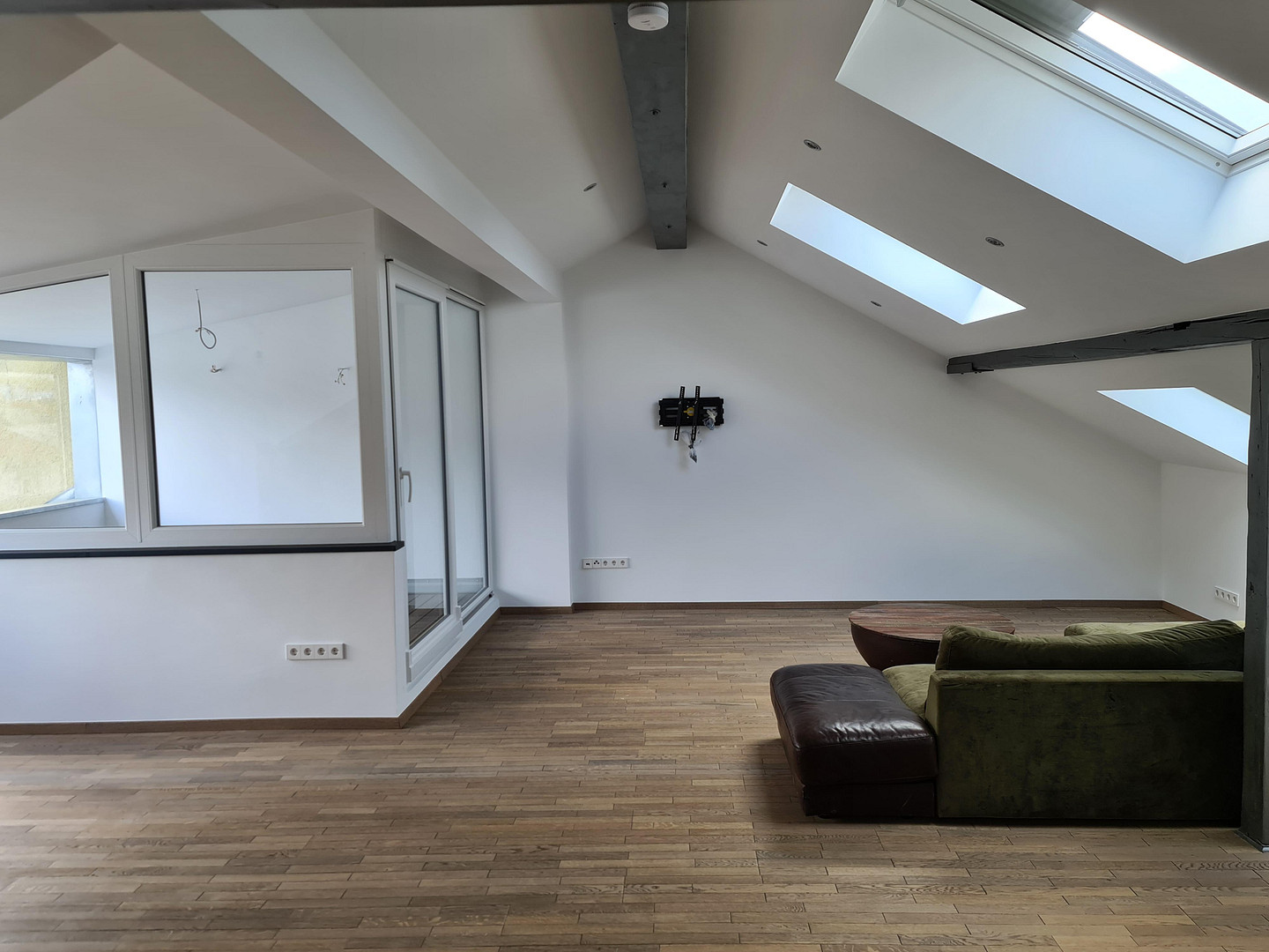 Exklusive 3,5-Zimmer-Dachgeschosswohnung mit Loggia, EBK und Stellplatz in Stuttgart – Werastraße 135, 70190 Stuttgart(Ost) – Vorschaubild 4