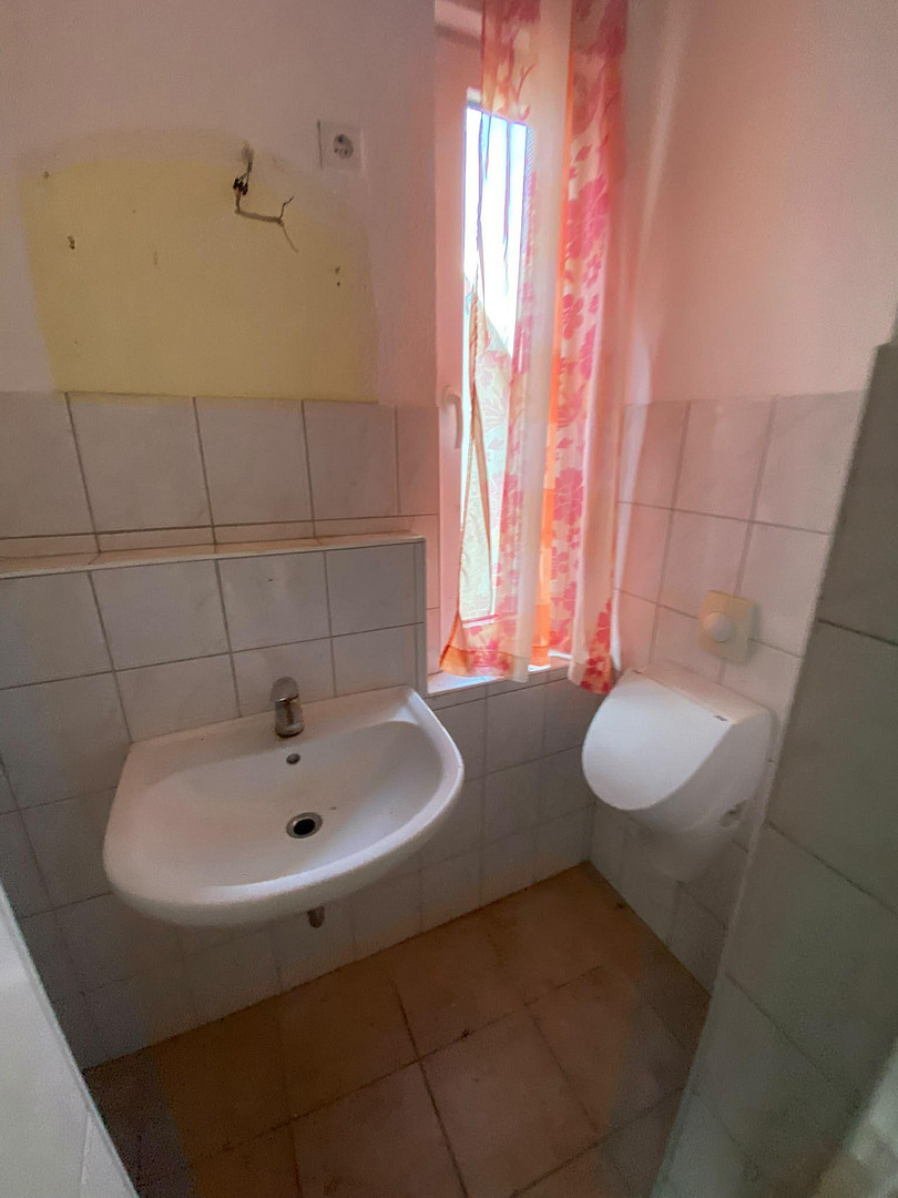 Waschbecken und Pissoir