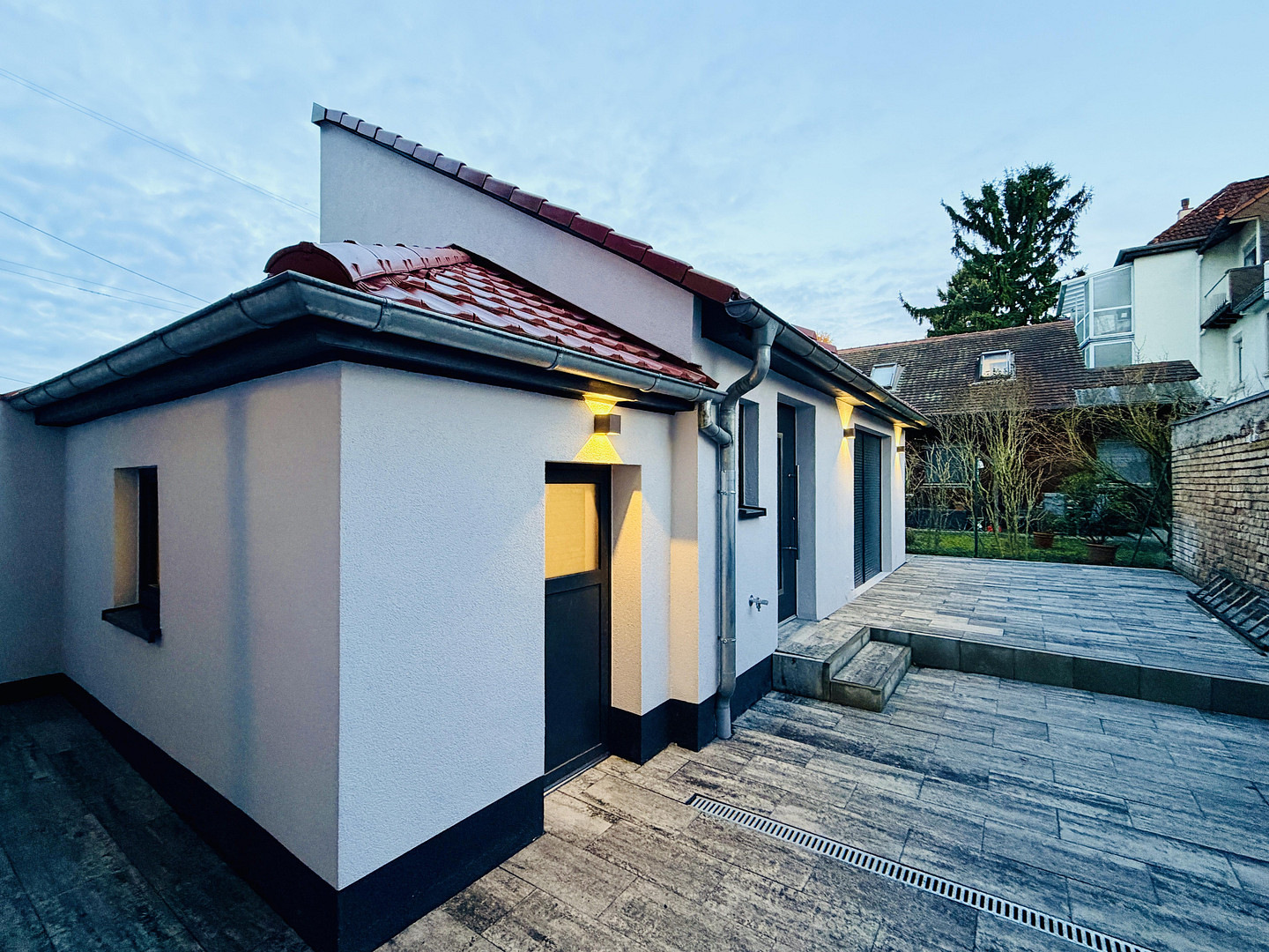 Top saniertes Mehrfamilienhaus mit vier komplett möblierten 2-Zimmer-Design-Apartments! – Karlsruhe(Rintheim) – Vorschaubild 2