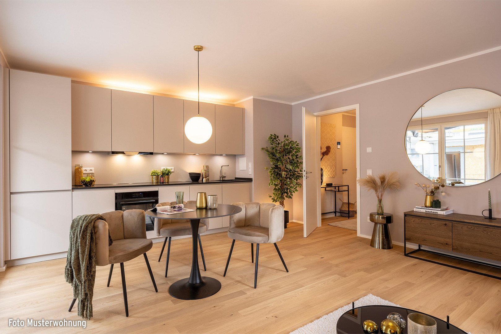 *KURZFRISTIG BEZUGSFERTIG* BARRIEREFREIE 4-ZIMMER-WOHNUNG MIT SÜDWEST-BALKON & 2 BÄDERN – Bauweberstraße 1c, 81476 München Forstenried(Fürstenried) – Vorschaubild 2