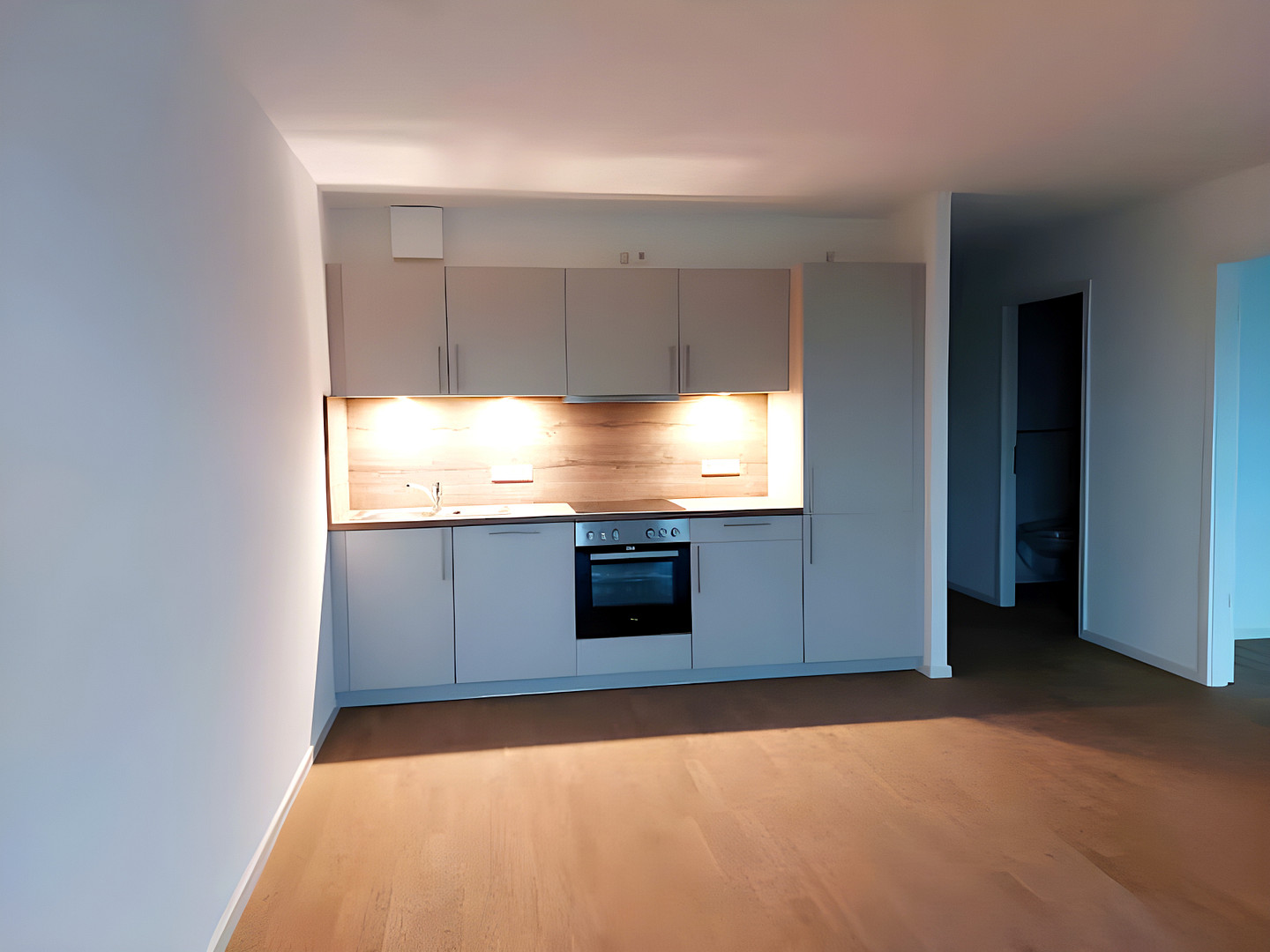 Direkt einziehen! Moderne 2 Zimmer + Süd-West-Balkon, Einbauküche, Wannenbad + Abstellraum, Aufzug – Luruper Hauptstraße 77a, 22547 Hamburg(Lurup) – Vorschaubild 2
