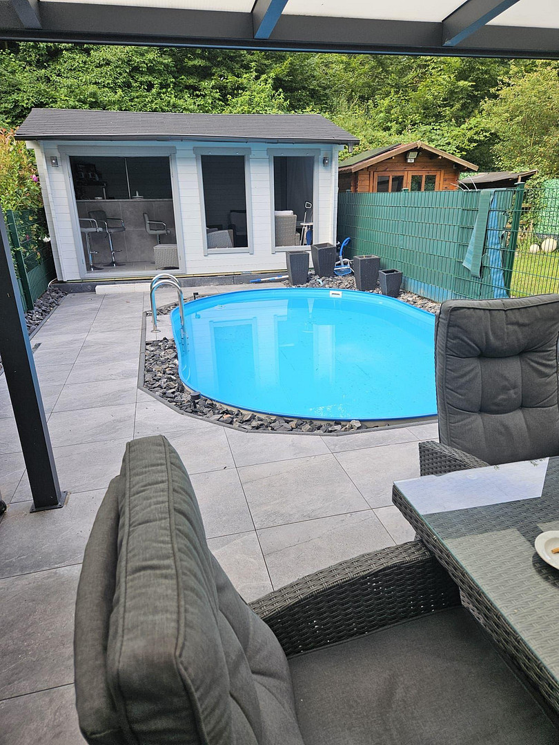 Hier endet der Arbeitsalltag im Pool - RMH mit Bar,Kino & PV-Anlage