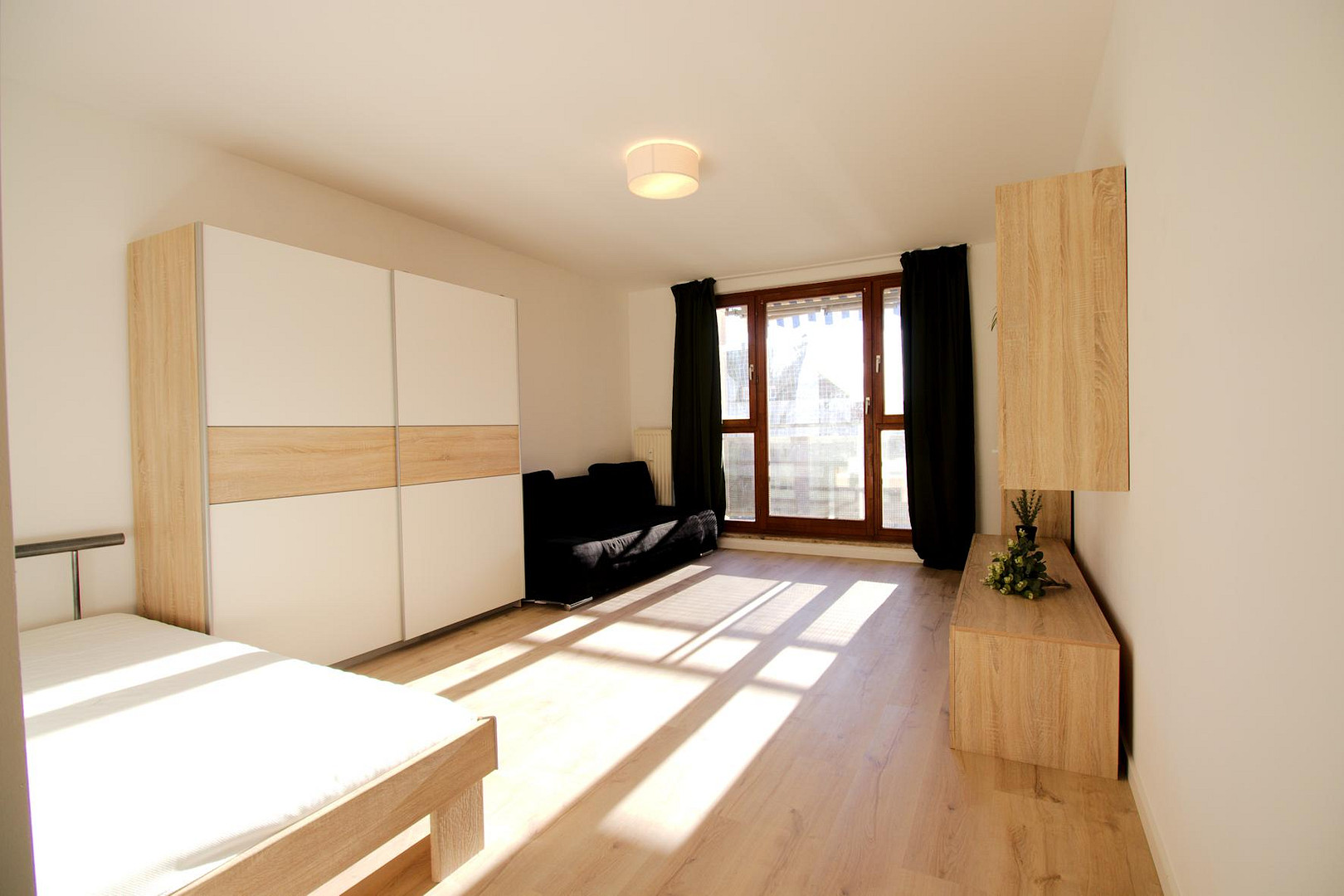 Frisch renovierte und geräumige 1-Zimmer Wohnung mit sehr guter Anbindung – Karolinenstraße 118, 90763 Fürth – Vorschaubild 2