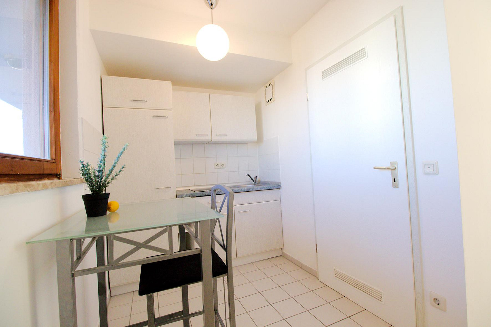 Frisch renovierte und geräumige 1-Zimmer Wohnung mit sehr guter Anbindung – Karolinenstraße 118, 90763 Fürth – Vorschaubild 5