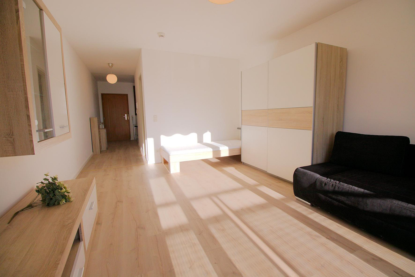 Frisch renovierte und geräumige 1-Zimmer Wohnung mit sehr guter Anbindung – Karolinenstraße 118, 90763 Fürth – Vorschaubild 4