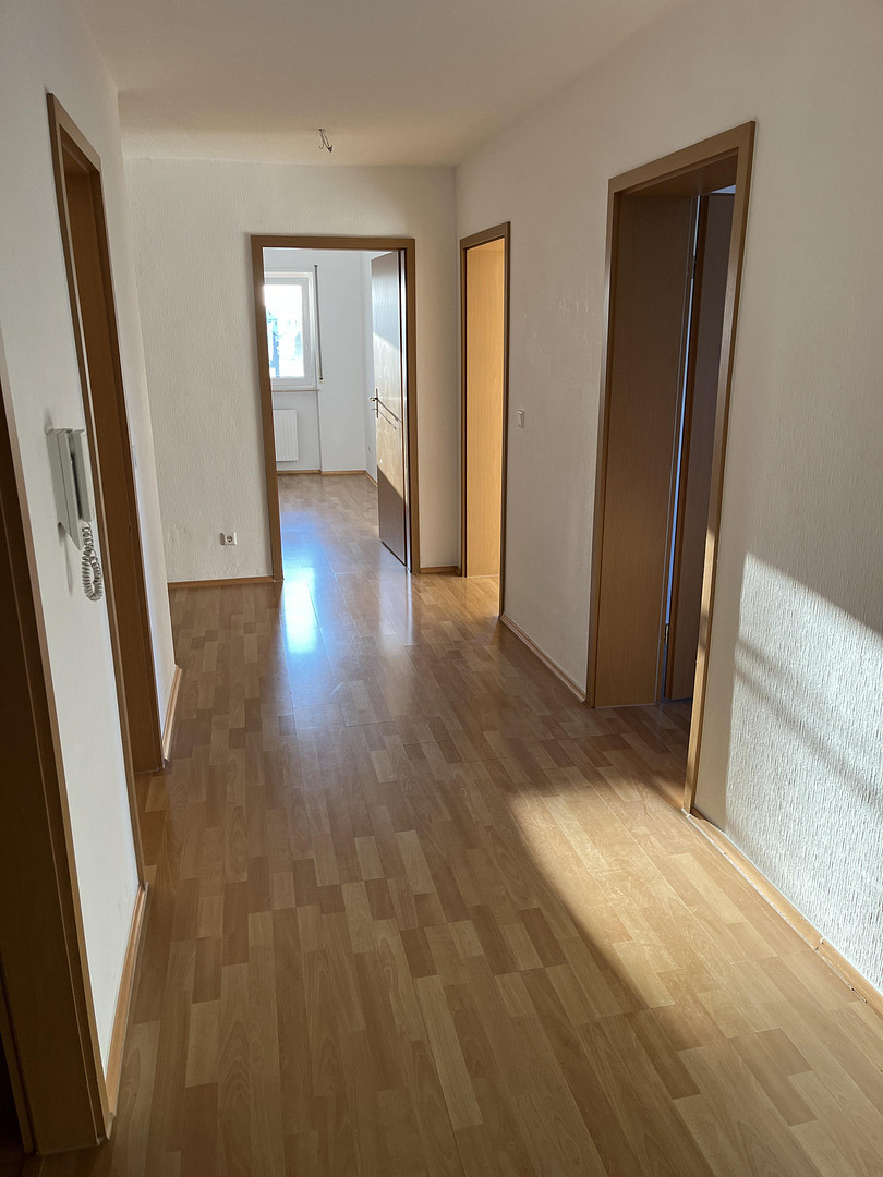 3 Zimmer Wohnung mit Balkon, Fahrstuhl, TG-Stellplatz in Schwetzingen zu vermieten – Schwetzingen – Vorschaubild 3