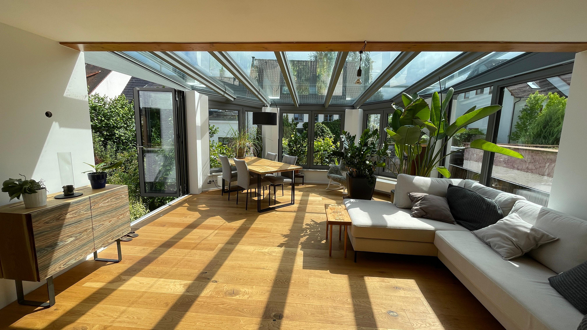 Lichtdurchflutetes Zuhause mit traumhaftem Wintergarten und Gartenidylle
