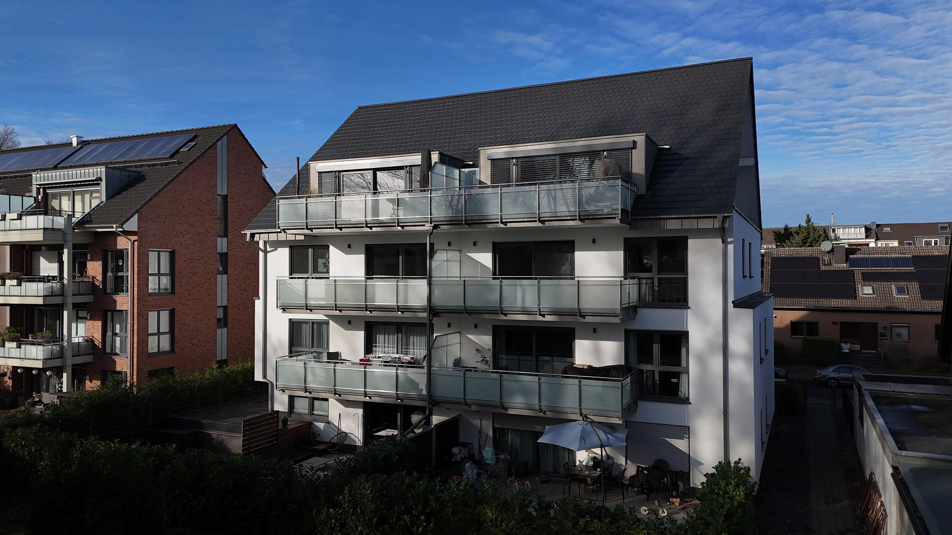 Bezugsfreie 3 Zimmerwohnung mit großer Süd-Terrasse und Garten – Buchenstraße 39, 40599 Düsseldorf(Reisholz) – Vorschaubild 2