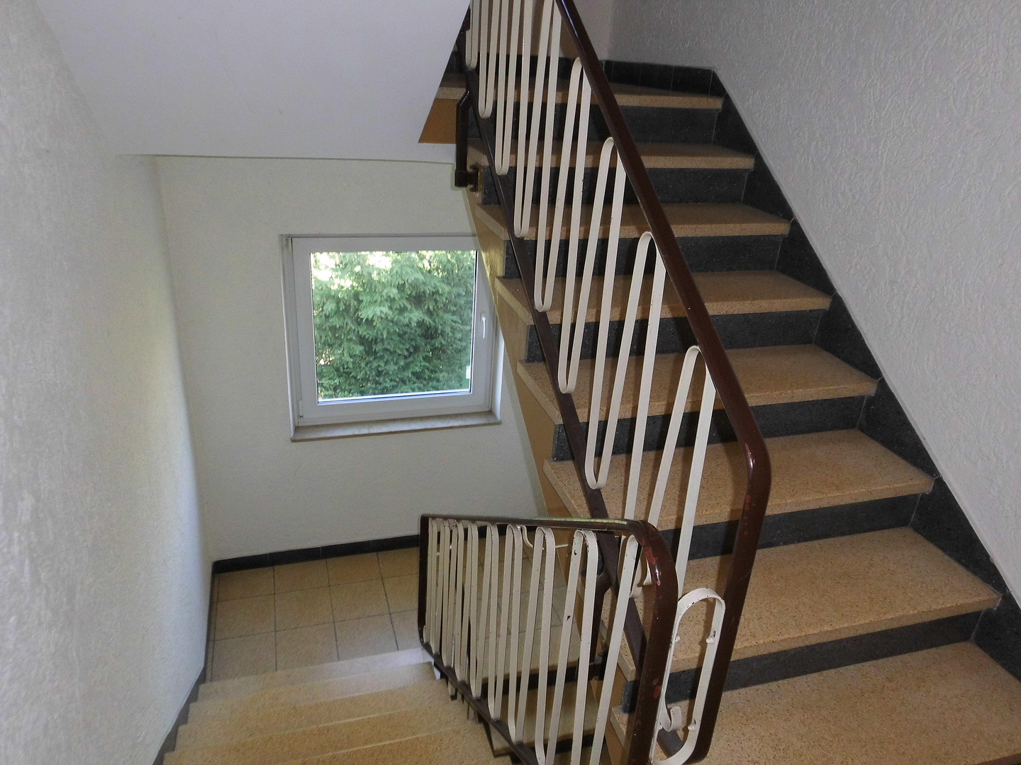 Stadthaus mit Charme, 7 Wohnungen und 4 Garagen – Stuttgart(Bad Cannstatt) – Vorschaubild 2