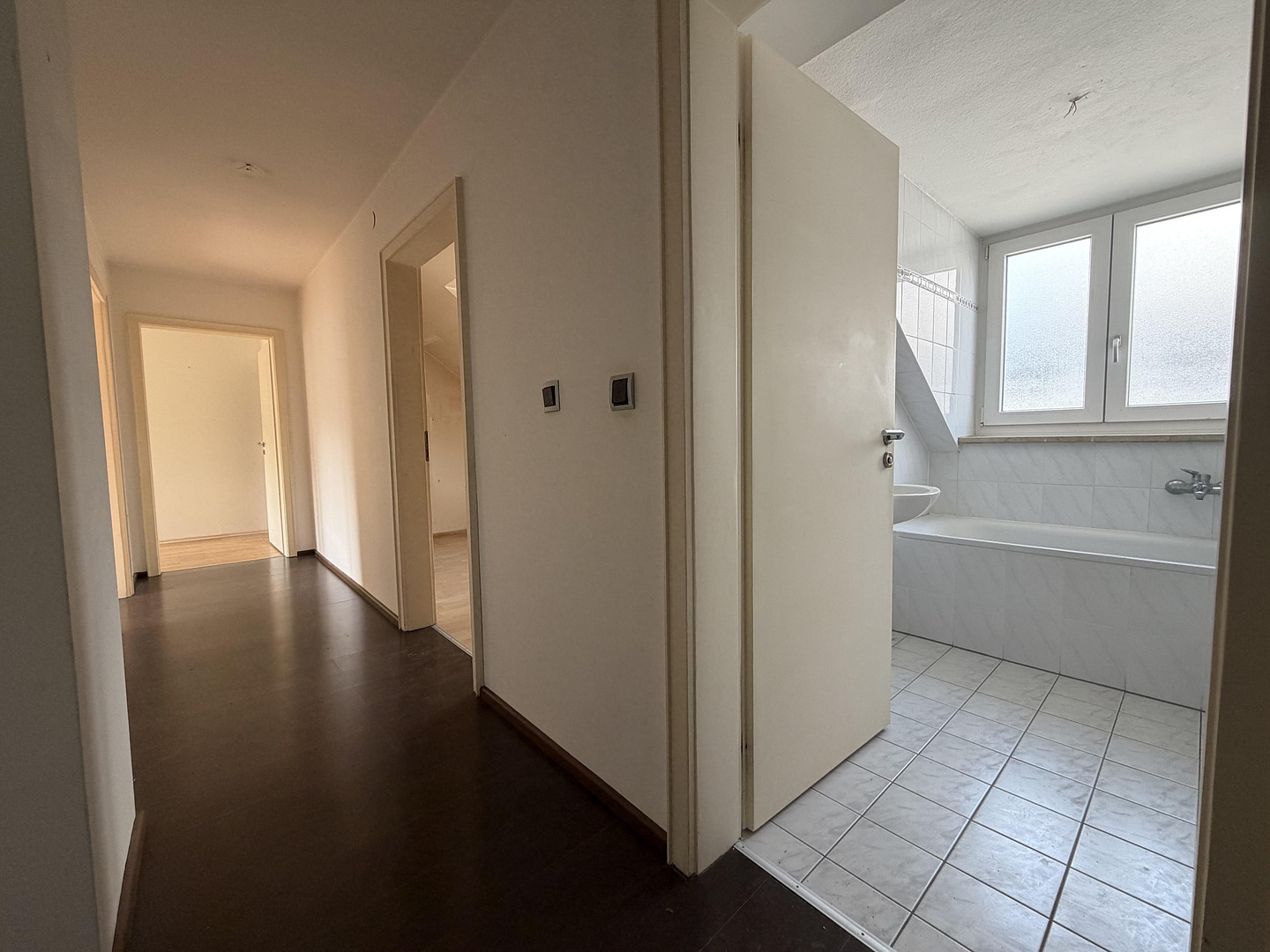 Bezugsfrei! Attraktive 3-Zimmer-Dachgeschosswohnung im Herzen von Dachau! – Brucker Str. 1, 85221 Dachau – Vorschaubild 4