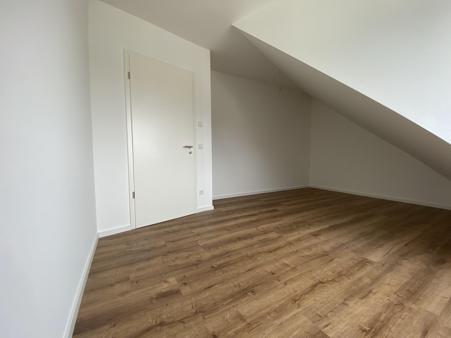 Dachgeschosswohnung / Mietwohnung in Köln Lövenich / Balkon Stellplatz Erstbezug Wärmepumpe Aufzug – Brauweilerstraße 79, 50489 Köln-Lövenich(Lövenich) – Vorschaubild 10