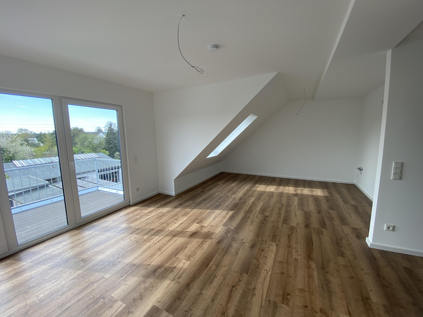 Dachgeschosswohnung / Mietwohnung in Köln Lövenich / Balkon Stellplatz Erstbezug Wärmepumpe Aufzug – Brauweilerstraße 79, 50489 Köln-Lövenich(Lövenich) – Vorschaubild 3