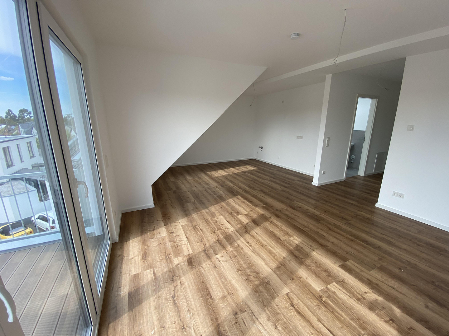 Dachgeschosswohnung / Mietwohnung in Köln Lövenich / Balkon Stellplatz Erstbezug Wärmepumpe Aufzug – Brauweilerstraße 79, 50489 Köln-Lövenich(Lövenich) – Vorschaubild 2