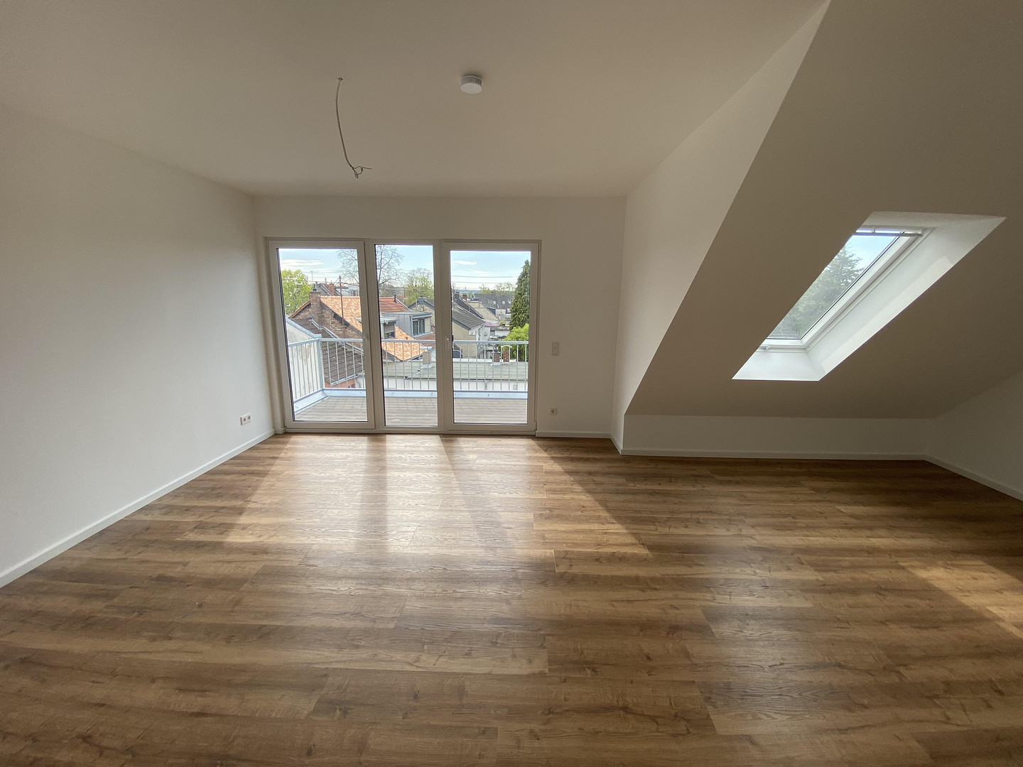 Dachgeschosswohnung / Mietwohnung in Köln Lövenich / Balkon Stellplatz Erstbezug Wärmepumpe Aufzug – Brauweilerstraße 79, 50489 Köln-Lövenich(Lövenich) – Vorschaubild 4