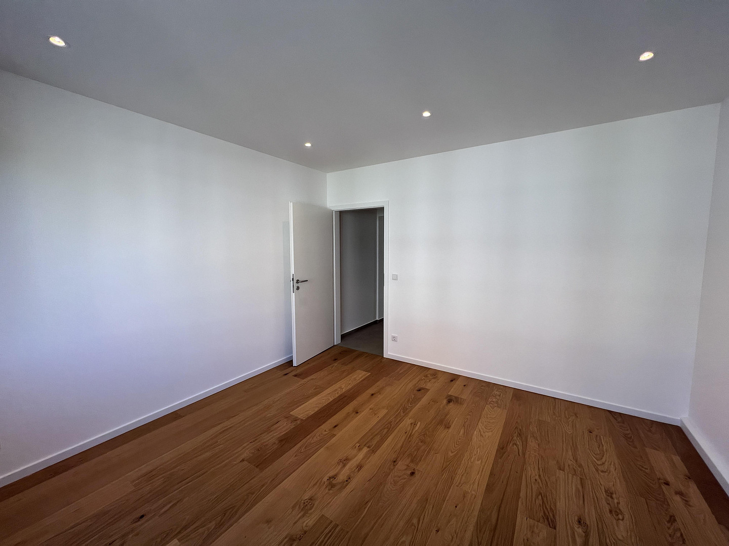 Frisch sanierte 3 Zimmer-Wohnung mit großem Süd-/Westbalkon – Düsseldorf(Bilk) – Vorschaubild 2