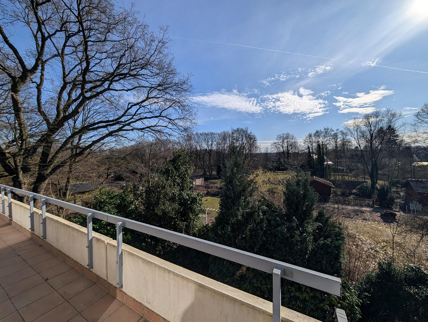 PROVISIONSFREI | Erstbezug nach Modernisierung: Penthouse Wohnung inkl. Tiefgaragenstellplatz – Saseler Chaussee 4a, 22391 Hamburg(Wellingsbüttel) – Vorschaubild 2