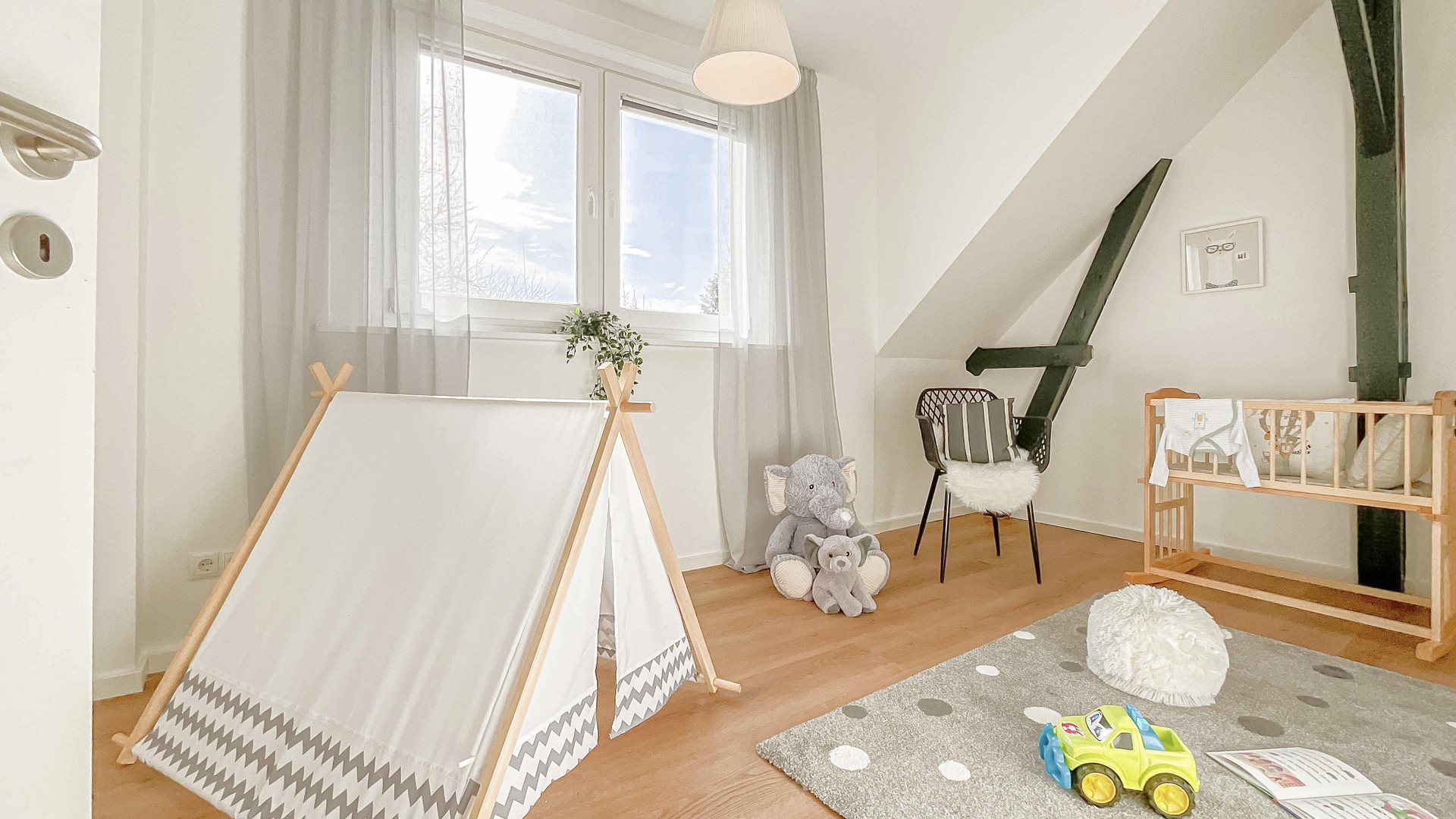 Zentral in HH-Niendorf: Einfamilienhaus (5,5 Zimmer) mit sonnigem Garten und PKW Stellplatz – Hamburg(Niendorf) – Vorschaubild 11
