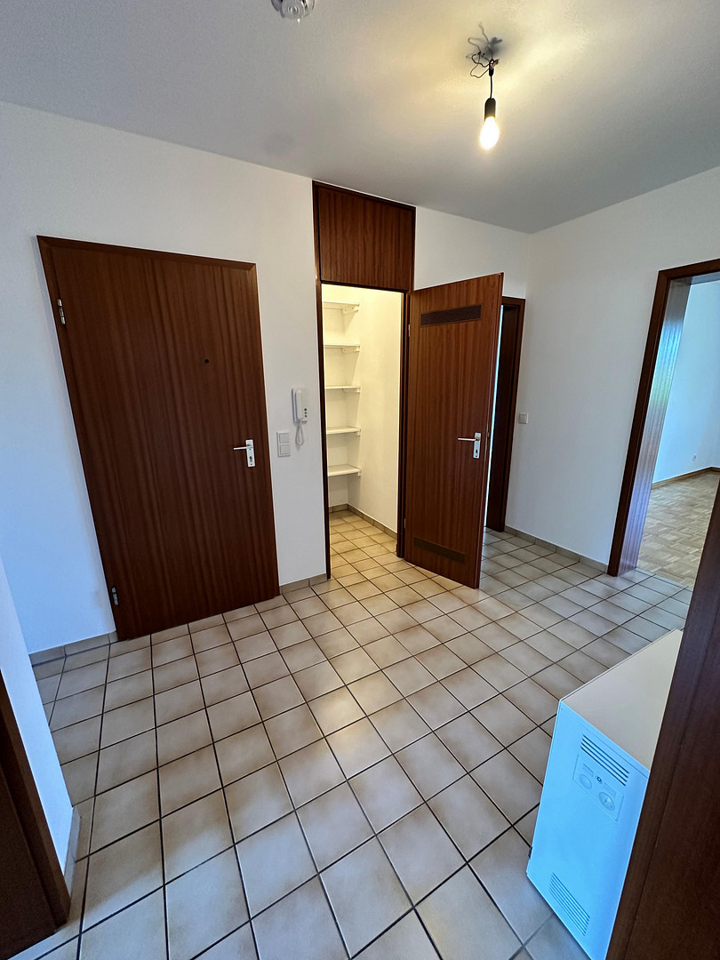 Hübsche 3 Zimmer Wohnung mit Balkon, Tiefgaragenstellplatz und Einbauküche – Im Hopfengarten, 54295 Trier(Heiligkreuz) – Vorschaubild 2