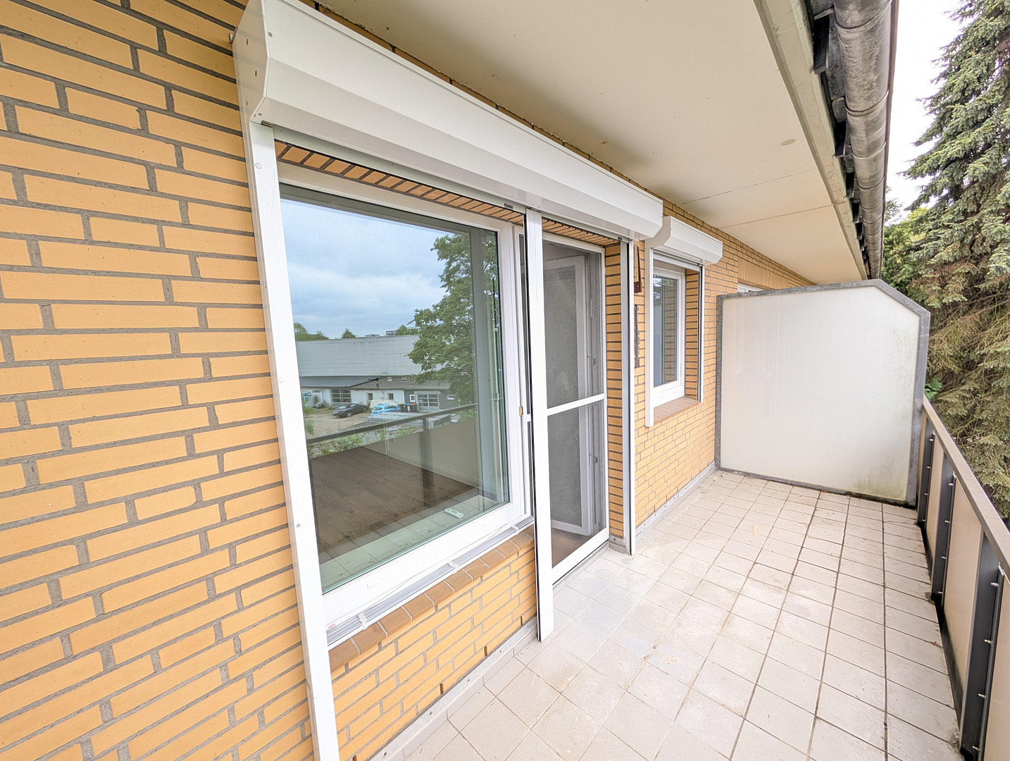 PROVISIONSFREI | Erstbezug nach Sanierung: 3-Zimmer-Wohnung mit 2 Balkonen & Tiefgaragenstellplatz – Walddörfer Str. 374, 22047 Hamburg(Tonndorf) – Vorschaubild 2