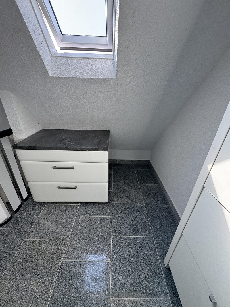Möblierte 3-Zimmer-Wohnung mit Balkon und kostenlosen Parkplätzen – Bredelaerstraße 39, 40474 Düsseldorf(Lohausen) – Vorschaubild 3