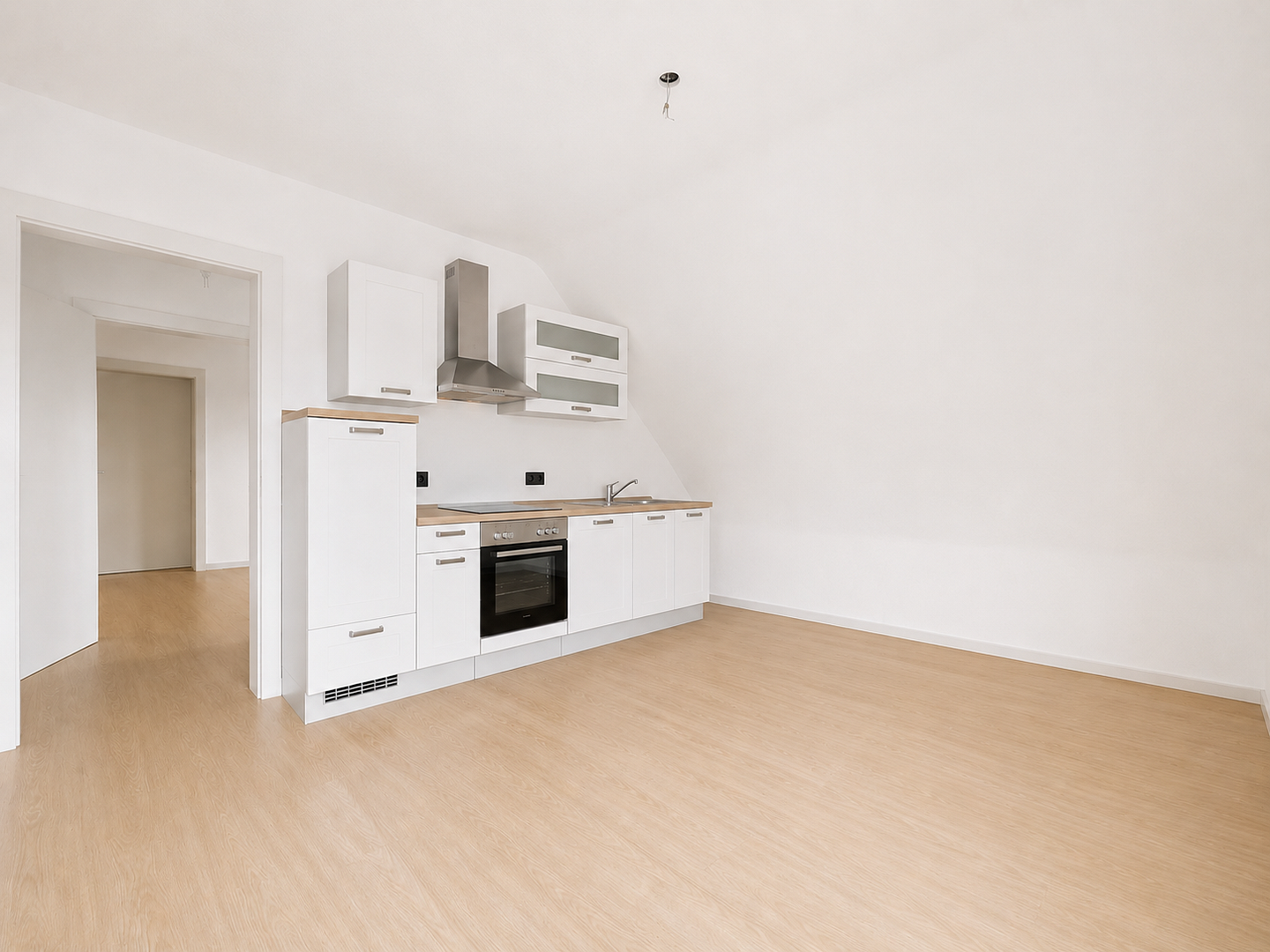Frisch modernisierte 2-Zimmer-Dachgeschosswohnung mit Einbauküche in Bochum-Wattenscheid – Weststraße, 44866 Bochum(Wattenscheid) – Vorschaubild 2