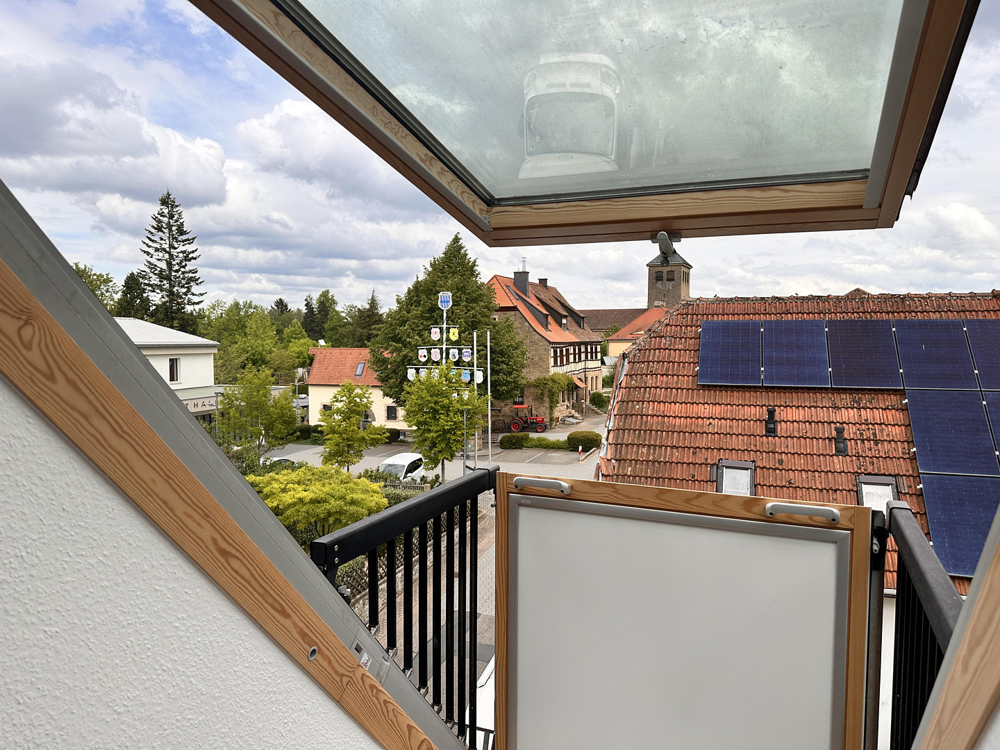 Charmante Dachgeschoss-/Maisonettewohnung mit besonderem Raumgefühl – Am Zehnt 9, 74889 Sinsheim-Hilsbach(Hilsbach) – Vorschaubild 3