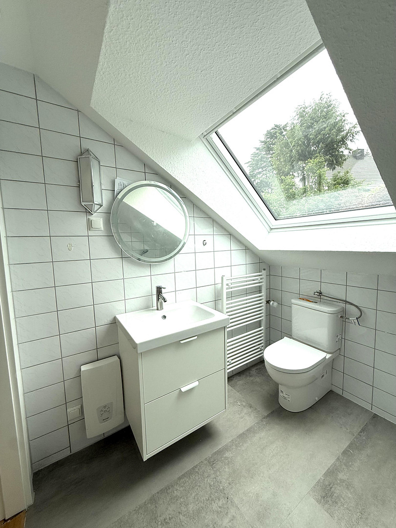 helle, geräumige & frisch renovierte 2 Zimmer Dachgeschosswohnung – Essen(Heidhausen) – Vorschaubild 4