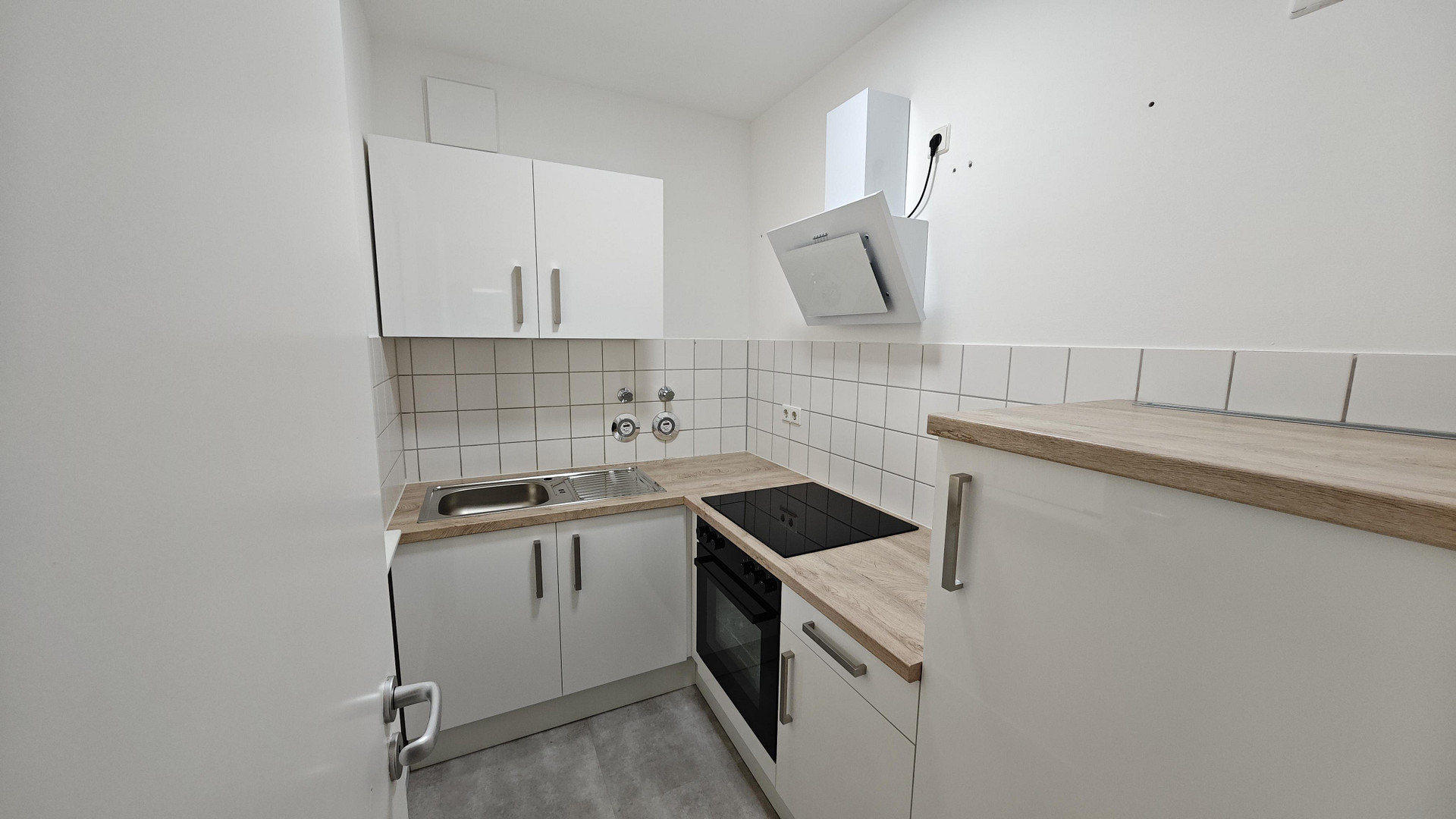 5,8 % IST-Rendite, renovierte 2 Zimmer Wohnung mit Balkon, EBK und Stellplatz – 4209 Leipzig(Grünau) – Vorschaubild 3