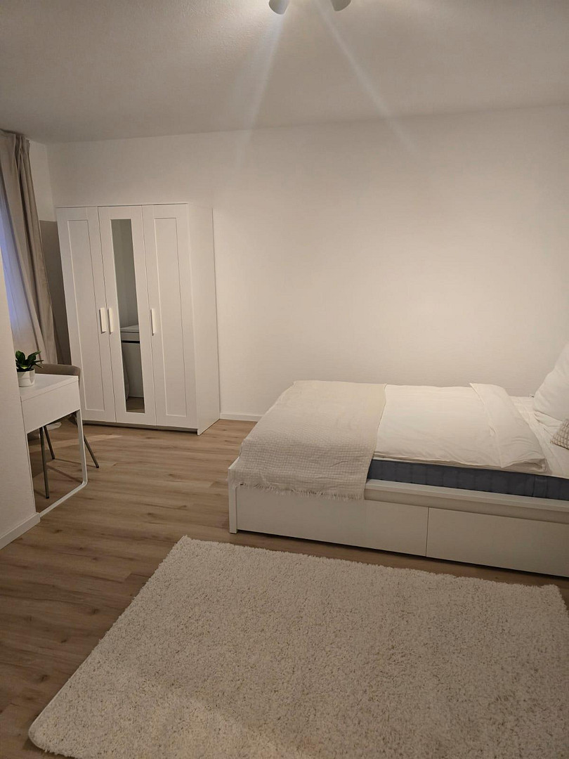 Mit Balkon - Neu saniert - voll möbliert!