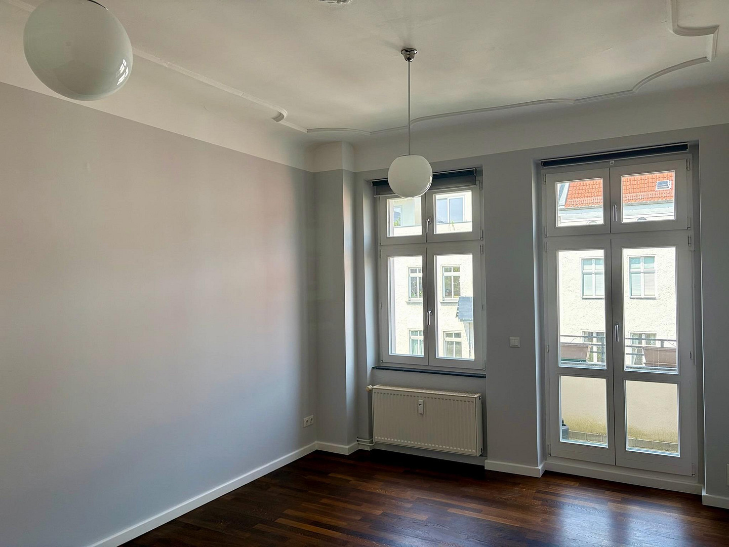 Bezugsfreie 2-Zimmer-Altbauwohnung nahe Volkspark Friedrichshain mit Balkon und Fernsehturmblick – Berlin(Prenzlauer Berg) – Vorschaubild 2