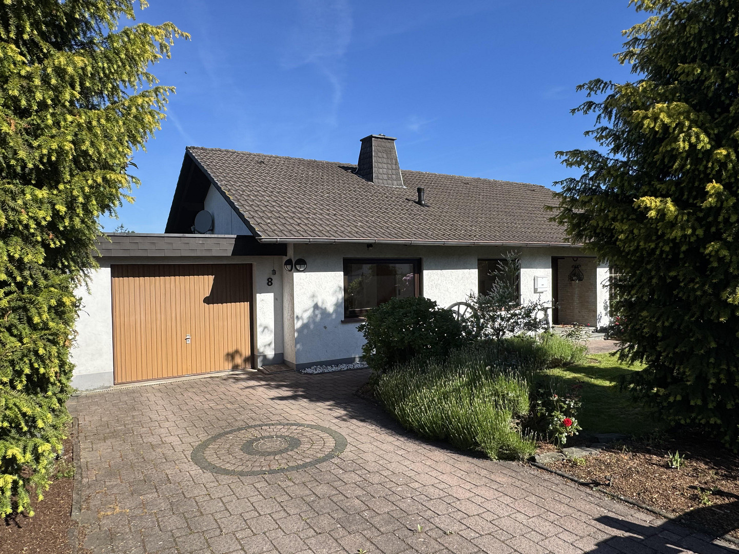 Gepflegtes Einfamilienhaus mit EBK, Balkon, schön angelegtem Garten und Aussicht – Waldbröl(Biebelshof) – Vorschaubild 3