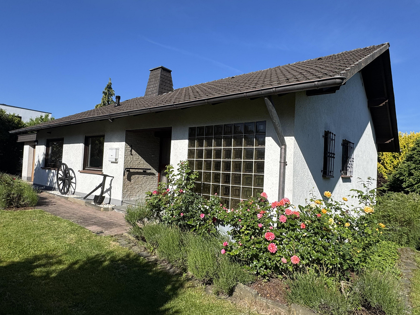 Gepflegtes Einfamilienhaus mit EBK, Balkon, schön angelegtem Garten und Aussicht – Waldbröl(Biebelshof) – Vorschaubild 2