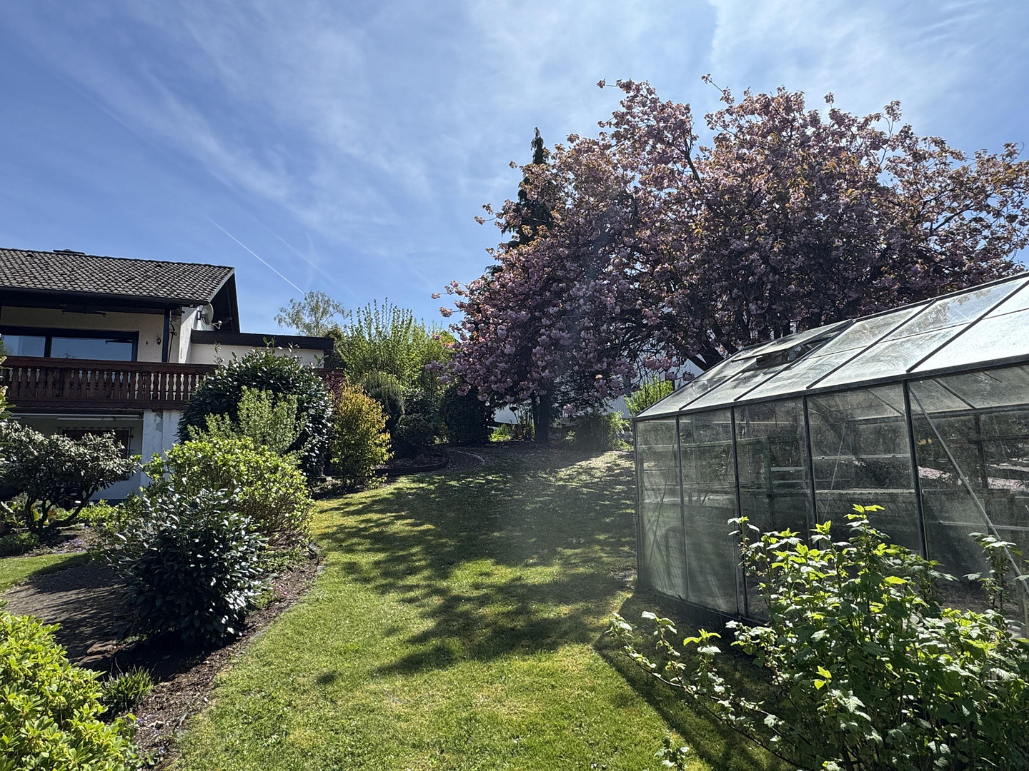 Gepflegtes Einfamilienhaus mit EBK, Balkon, schön angelegtem Garten und Aussicht – Waldbröl(Biebelshof) – Vorschaubild 6